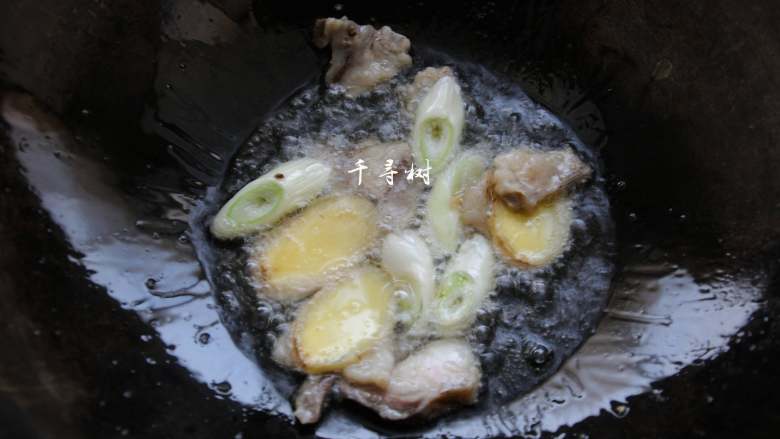 原香羊肉烩白菜 营养滋补美味家常菜 冬天御寒进补的首选,羊油炒香后,倒入葱段和姜片爆香。