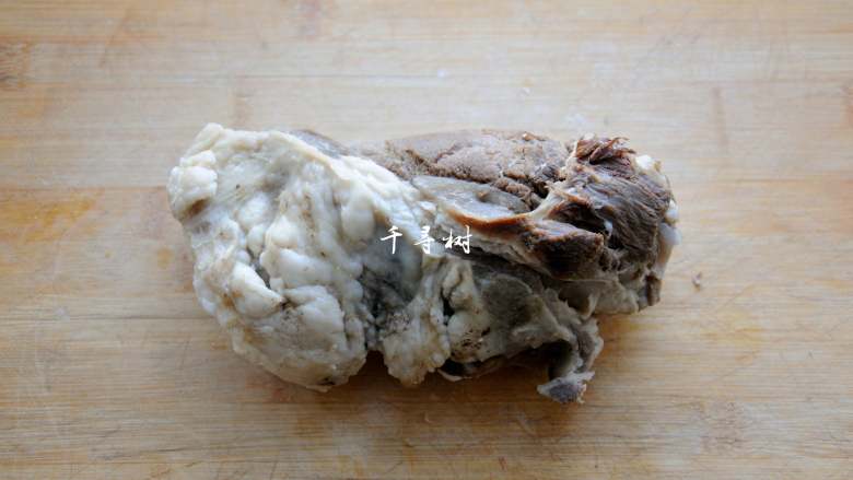 原香羊肉烩白菜 营养滋补美味家常菜 冬天御寒进补的首选,<a style='color:red;display:inline-block;' href='/shicai/ 329'>羊肉</a>1块用清水煮熟,前几天买了好多<a style='color:red;display:inline-block;' href='/shicai/ 329'>羊肉</a>以及羊骨,用一个大锅熬了满满一锅<a style='color:red;display:inline-block;' href='/shicai/ 329'>羊肉</a>汤,顺带也煮出来了些<a style='color:red;display:inline-block;' href='/shicai/ 329'>羊肉</a>,熬汤和煮肉的时候一点盐都没有放,都是原香原味的。1斤<a style='color:red;display:inline-block;' href='/shicai/ 329'>羊肉</a>煮熟后大概也就6两左右吧,喜欢吃肉的可以多煮出来点。