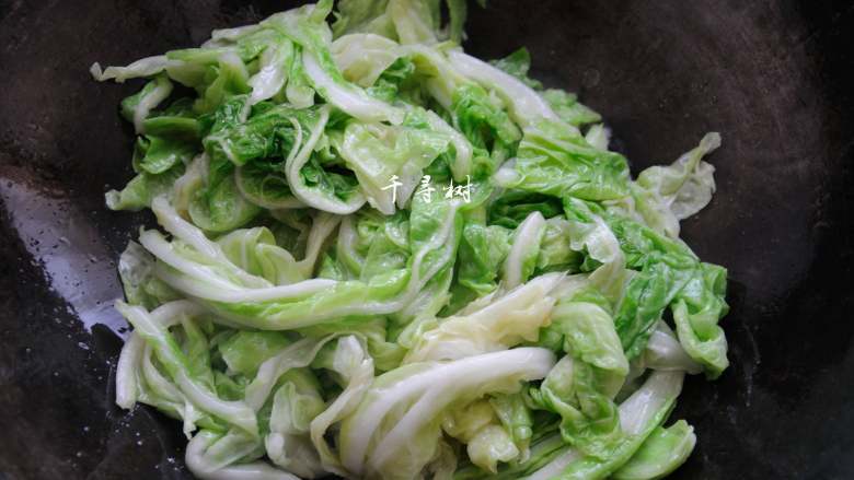 原香羊肉烩白菜 营养滋补美味家常菜 冬天御寒进补的首选,白菜叶子炒到变软即可倒出来,可以倒到大漏勺上,把炒的过程中白菜析出的水分给控一下。