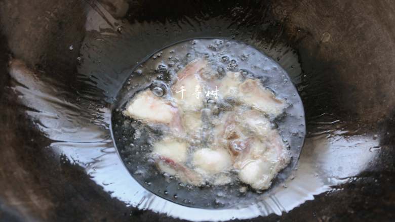 原香羊肉烩白菜 营养滋补美味家常菜 冬天御寒进补的首选,锅内倒油,待油热后把羊肉特别肥的这几块下锅炒一下,羊肉特有的香味就会马上飘出来。