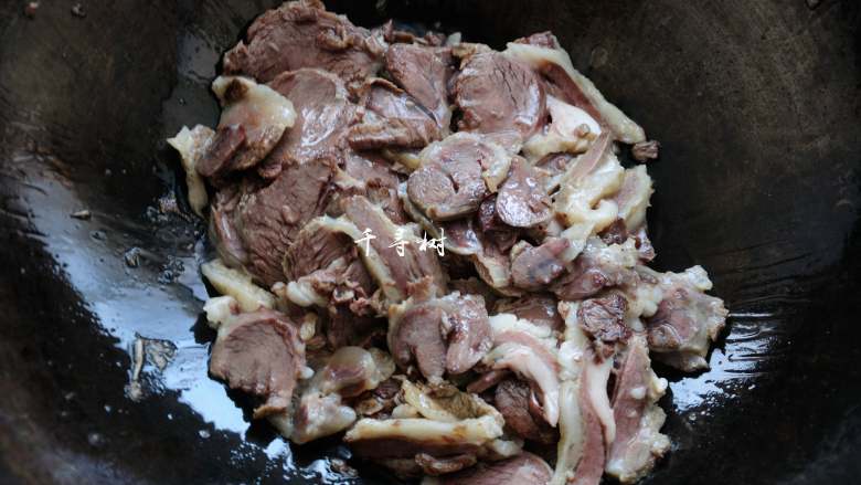 原香羊肉烩白菜 营养滋补美味家常菜 冬天御寒进补的首选,锅内重新放油,油热后倒入切好的羊肉翻炒,直至炒出羊肉原香味。