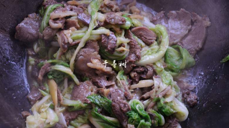 原香羊肉烩白菜 营养滋补美味家常菜 冬天御寒进补的首选,大火把白菜带进来的水稍微收一收,就可以出锅了。