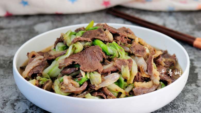 原香羊肉烩白菜 营养滋补美味家常菜 冬天御寒进补的首选,一道原香羊肉烩白菜就炒好了,看起来十分的普通和朴素,吃起来却是满满的羊肉原香。
