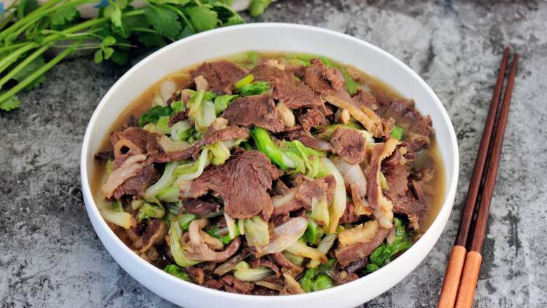 原香羊肉烩白菜 营养滋补美味家常菜 冬天御寒进补的首选,红烧、红焖等做法固然味道浓郁诱人,但是这种清淡的炒法还原了食材本身的味道。