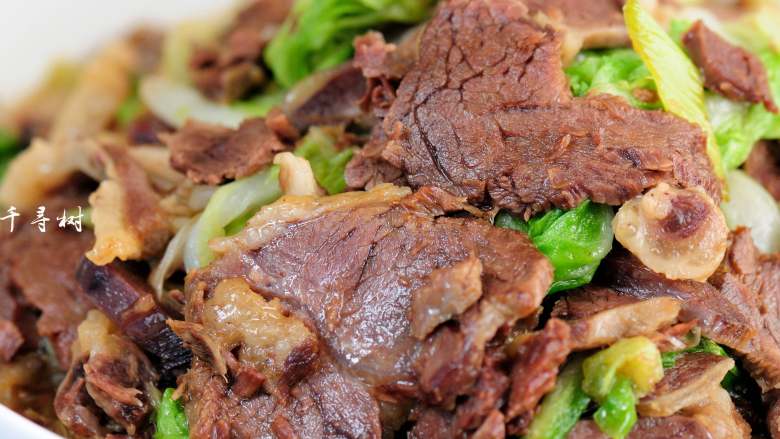 原香羊肉烩白菜 营养滋补美味家常菜 冬天御寒进补的首选,一盘热气腾腾的原香羊肉烩白菜,给你带来的不仅是口感的满足,更是寒冷冬日里一丝温暖的慰藉。
