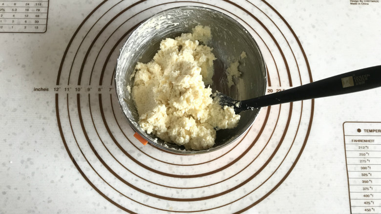椰蓉面包(面包机版), 4)加入椰蓉,混合均匀即可。