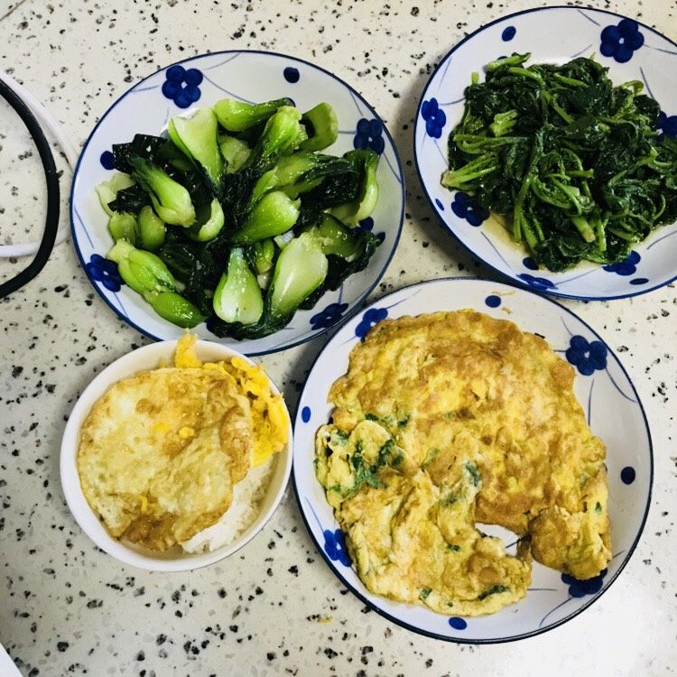 营养餐,两个素餐
一个煎蛋🍳
一个腊肉炒萝卜