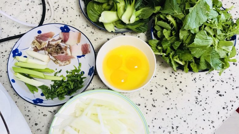 营养餐,大葱切碎备用
切段备用