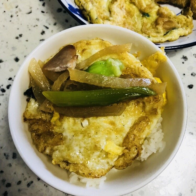 营养餐,持续夹菜中
哈哈哈哈😂
我不长肉天理不容啊(ps本姑娘今天早餐吃多了零食所以中午吃米饭啦!
