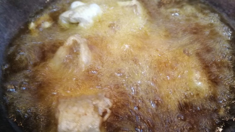 红烧鳕鱼,锅里添油烧热,放入鱼块微炸一下,