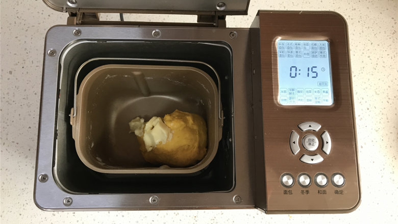 南瓜蔓越莓玫瑰花小面包,加入黄油,再设置和面15分钟