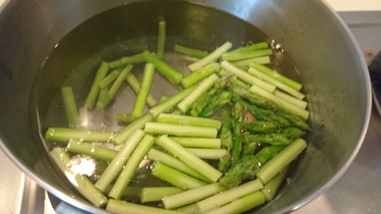 西洋菜柚子沙拉,起一鍋熱水,水煮蘆筍,之後撈起備用。