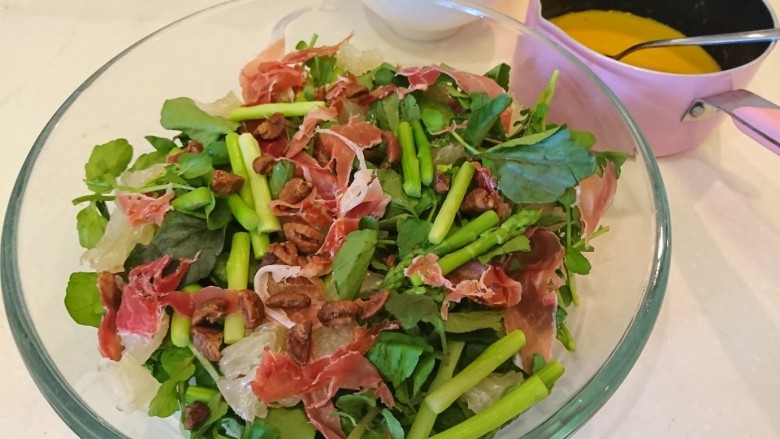 西洋菜柚子沙拉,食用前淋上蜂蜜芥末醬!