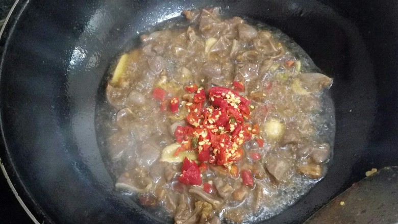 酸辣鸭胗,变色后倒入泡辣椒炒一会