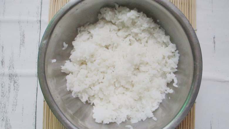 辣条肉松饭团, 大米和糯米洗净泡一夜蒸熟,我用电饭锅预约时间做的,所以实际用了大米和糯米各100g,太多了,只用了一半。如果觉得米少可以在碗了隔水蒸。