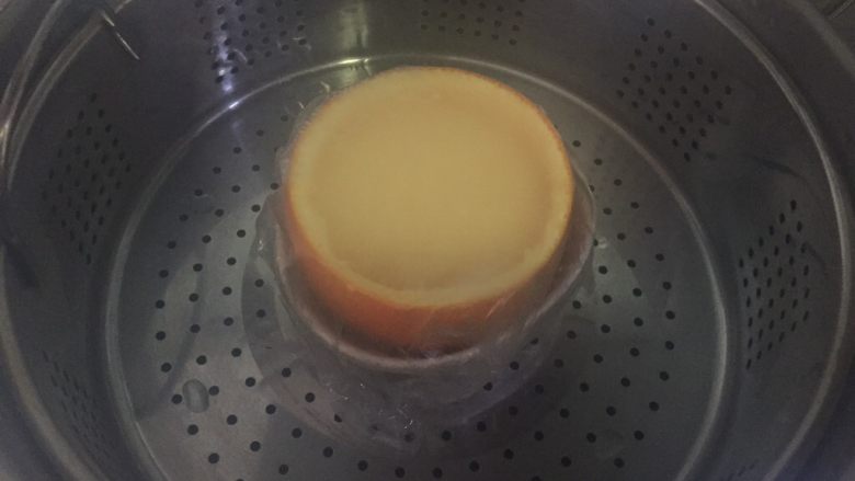 橙香蒸蛋,放入水烧开了的蒸锅,大火蒸15分钟左右至熟即可