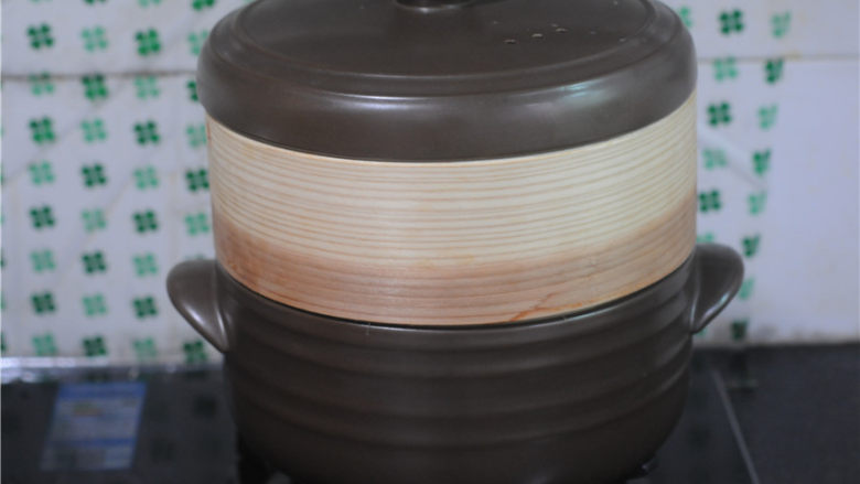 红薯糯米果子,将蒸笼放在上面,盖上盖子,大火开锅后再蒸十分钟