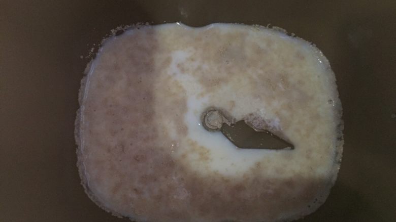 浓郁小牛奶餐包,在放入酵母稍搅,静置3-5分钟