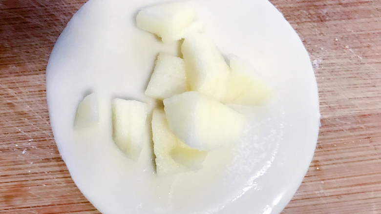 简易版苹果派,饺子皮边缘用手指粘少许清水(沾水后会粘得更紧)。