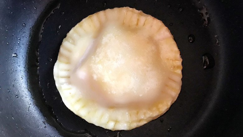 简易版苹果派,中小火煎约2分钟,翻面再煎。