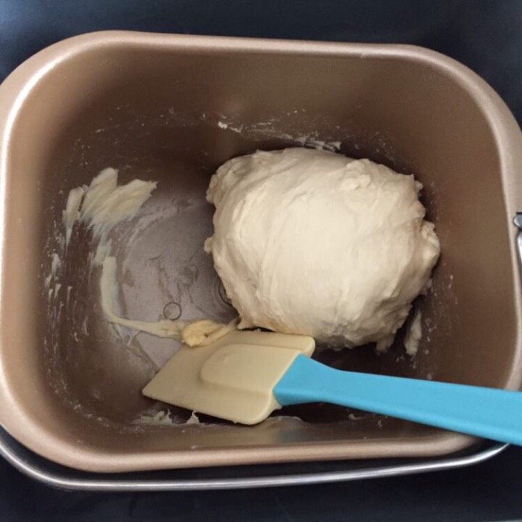 浓郁小牛奶餐包,加入黄油后会粘,拿刮刀铲一下
