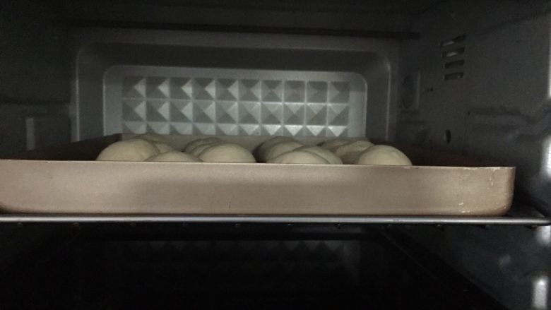 浓郁小牛奶餐包,因为没有发酵箱,直接放烤箱,底层烤盘放开水