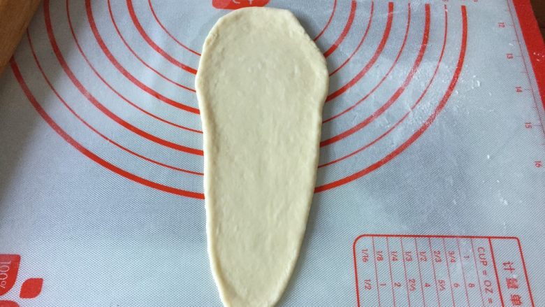 浓郁小牛奶餐包,擀成长舌状,从上往下卷起