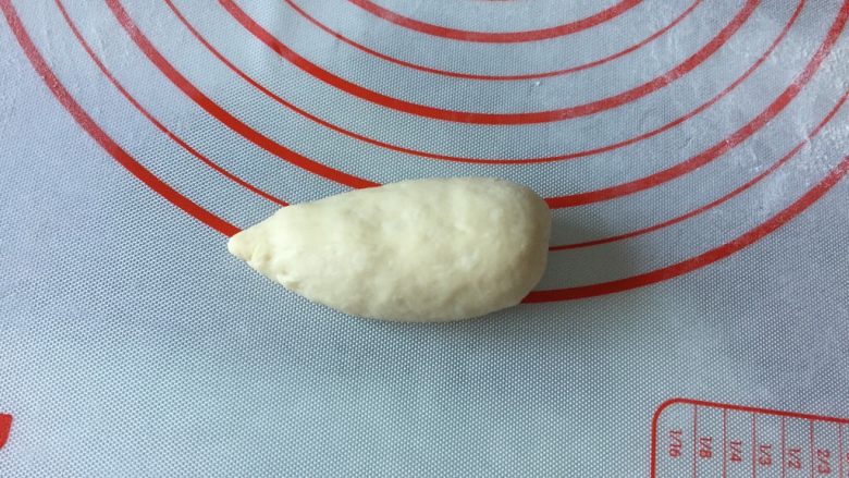 浓郁小牛奶餐包,取一面团排气,整出水滴状