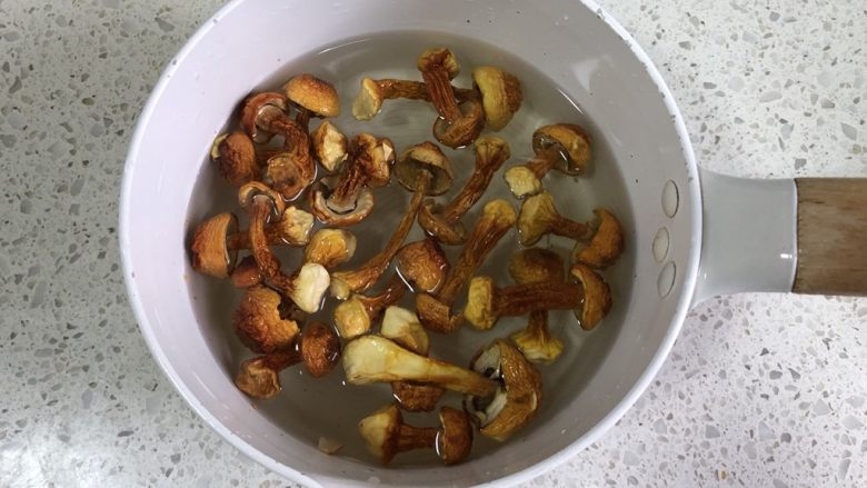 冬日滋补汤|姬松茸炖乌鸡,炖汤的时候来准备姬松茸,清洗干净,冷水泡发