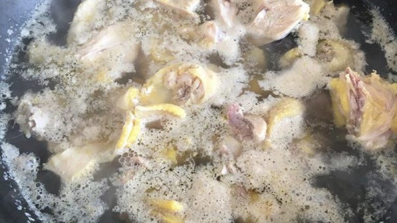 冬日滋补汤|姬松茸炖乌鸡,直到水开,鸡肉全部变色,关火