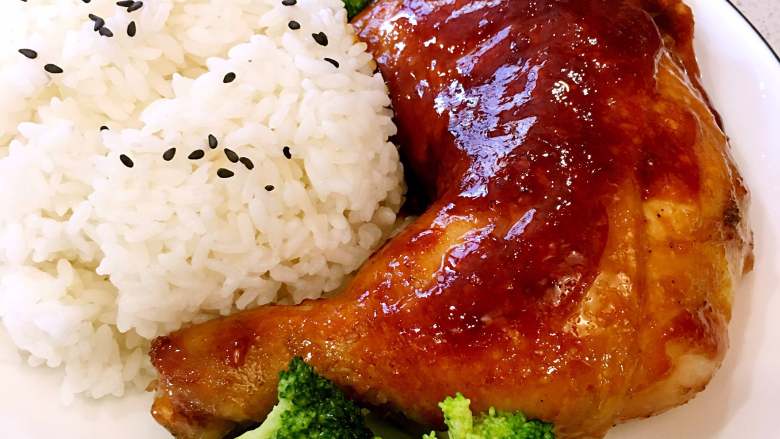 照烧鸡腿饭,装盘