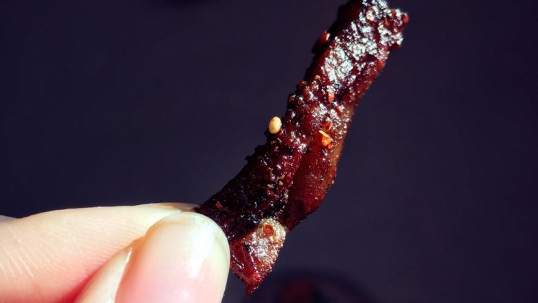 麻辣猪肉干,麻麻辣辣,回口带甜,越嚼越香的那种,泡了一晚上的,更加入味。
