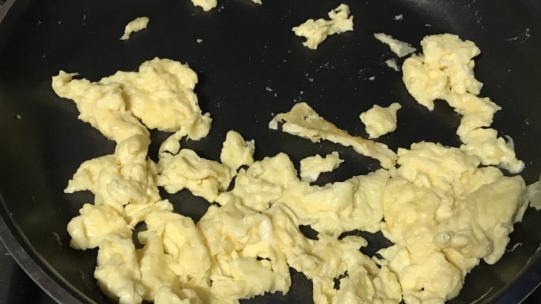 电饼档版黄金三角包,滑散鸡蛋,盛出备用。