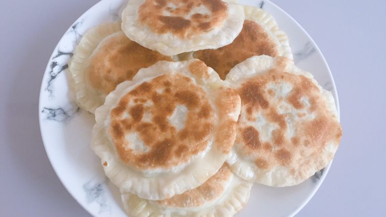 饺皮双层饼,全部烙好了,切开就可以吃啦