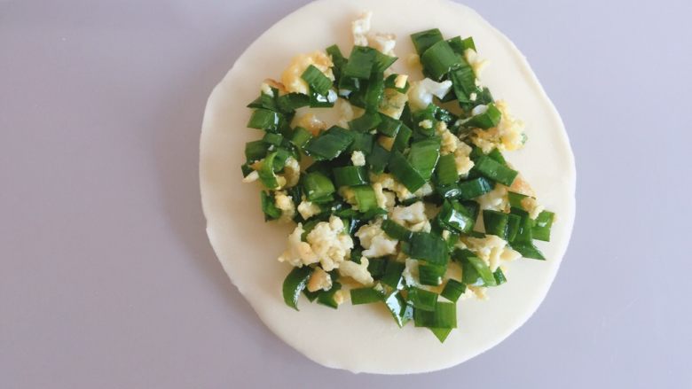 饺皮双层饼,取一个饺子皮上面放上馅,把四周留出来