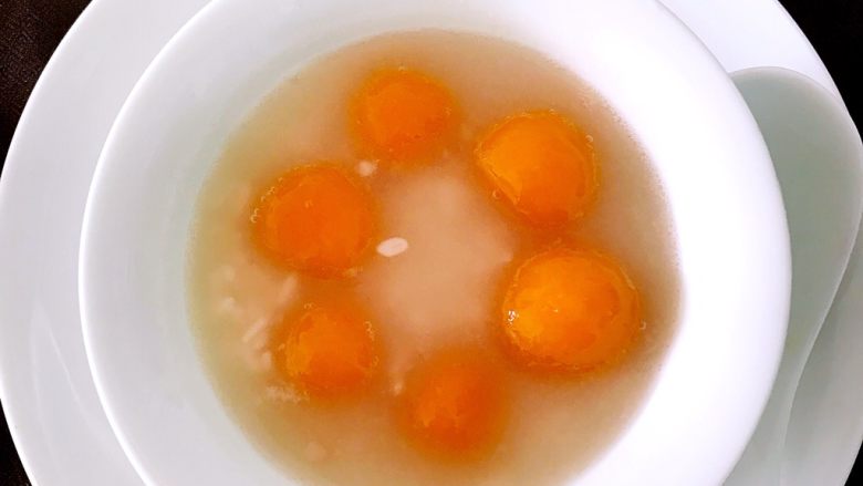 醪糟南瓜丸子,锅中水烧开,放入南瓜丸子,煮3至5分钟。碗中放入<a style='color:red;display:inline-block;' href='/shicai/ 4366'>醪糟</a>二分之一,捞出煮熟的丸子。