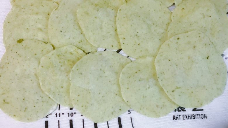 碧玉芹菜香菇盒子(发面版),用擀面杖擀圆