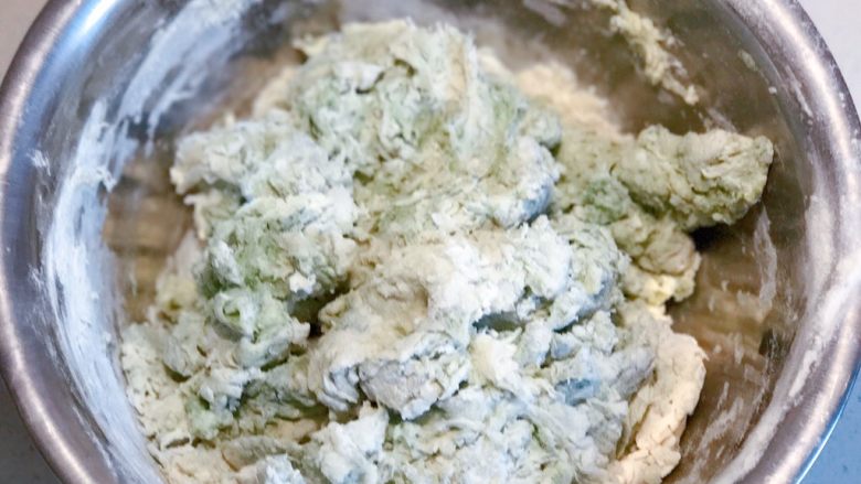 碧玉芹菜香菇盒子(发面版),将温牛奶缓慢倒入到面粉中,一边倒一边用筷子搅匀,最后呈雪花状。