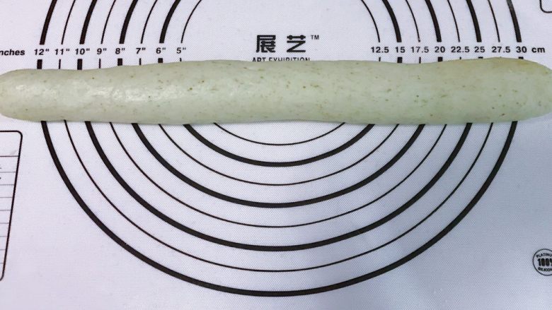 碧玉芹菜香菇盒子(发面版),取其中一块揉成长条状