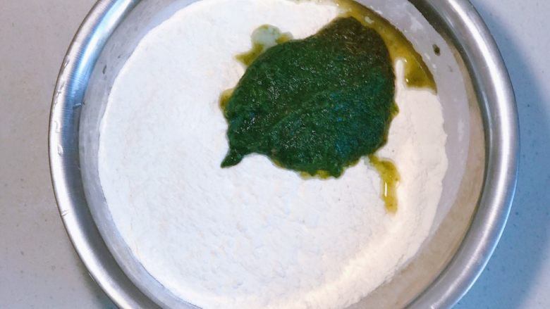 碧玉芹菜香菇盒子(发面版),菠菜洗净过热水,然后放入原汁机榨汁,倒入<a style='color:red;display:inline-block;' href='/shicai/ 519'>面粉</a>中