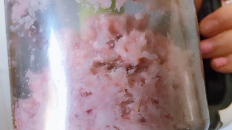 碧玉芹菜香菇盒子(发面版),猪肉切小块,加葱姜一起放入搅拌机搅打成肉馅
