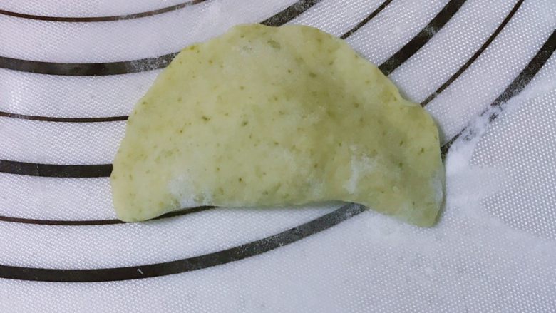 碧玉芹菜香菇盒子(发面版),两面对折捏紧