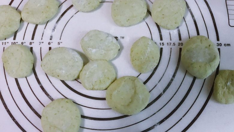 碧玉芹菜香菇盒子(发面版),手中沾少量面粉,将小剂子按扁