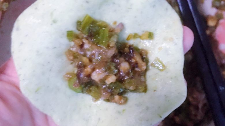 碧玉芹菜香菇盒子(发面版),第二种包法:
将馅料放入皮子中间