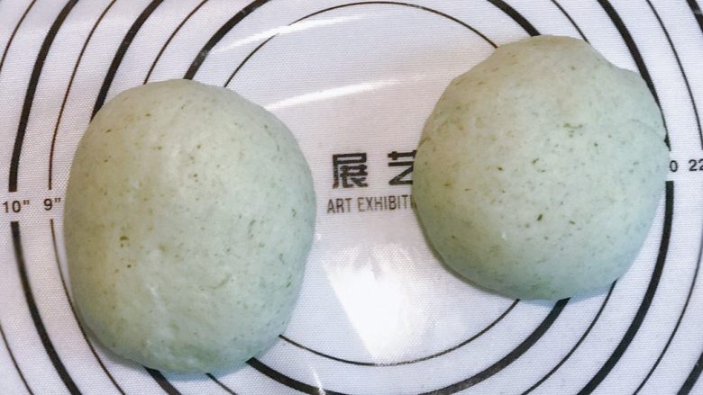 碧玉芹菜香菇盒子(发面版),发好的面团取出,放案板上揉光滑,然后分成2块