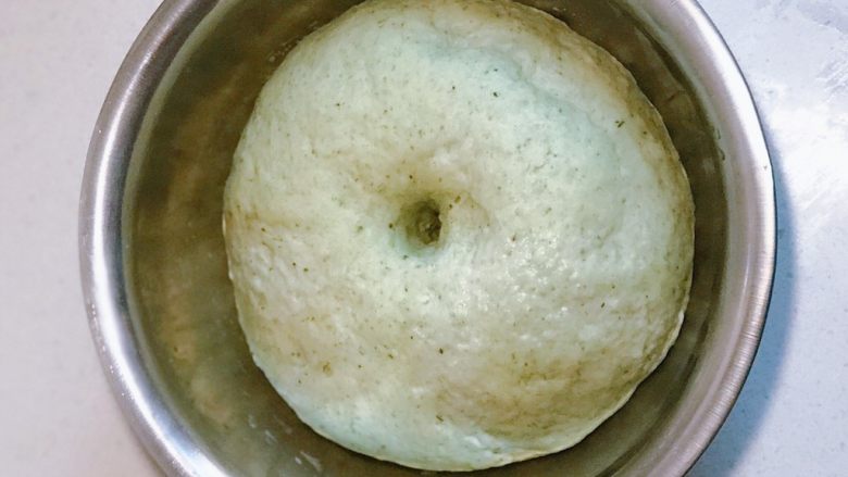 碧玉芹菜香菇盒子(发面版),发好的面团非常有弹性,用手指戳一下,不会塌陷也不会回缩