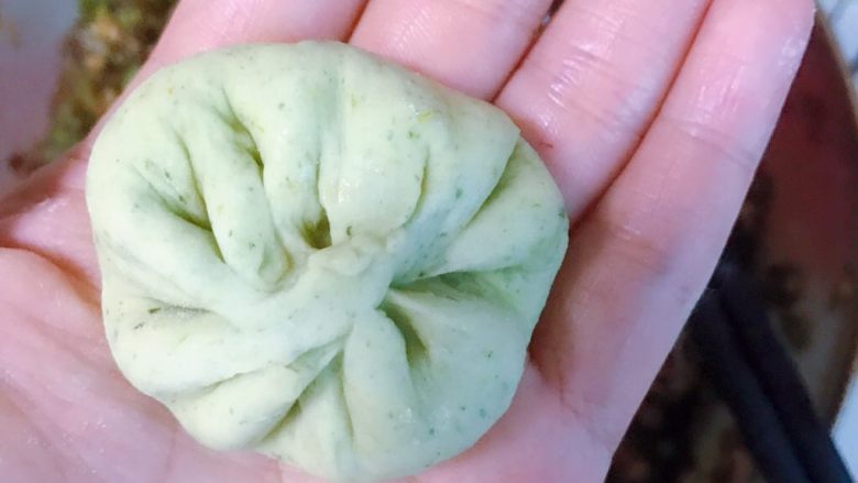 碧玉芹菜香菇盒子(发面版),像包包子一样四周捏紧
