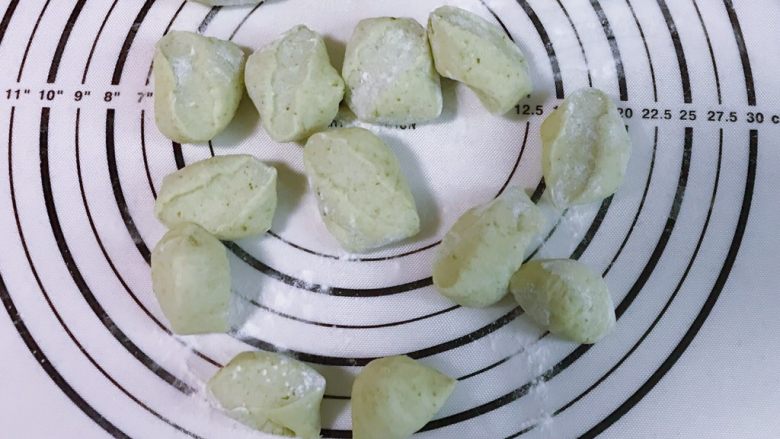 碧玉芹菜香菇盒子(发面版),用刀切成大小一样的剂子