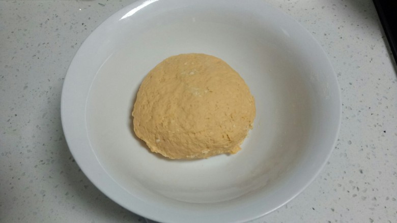 胡萝卜韭菜香菇猪肉饺子,加入<a style='color:red;display:inline-block;' href='/shicai/ 519'>面粉</a>,活成面团饧30分钟。