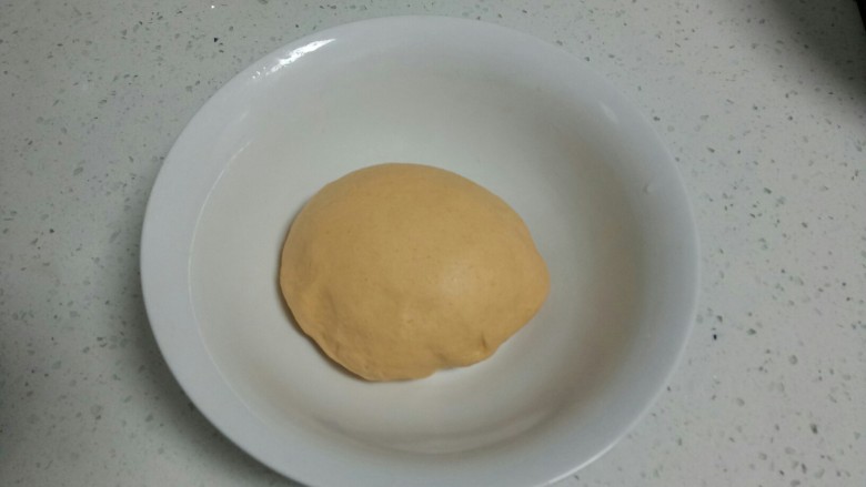 胡萝卜韭菜香菇猪肉饺子,这是饧过的面团,用手轻轻一揉,就十分光滑。